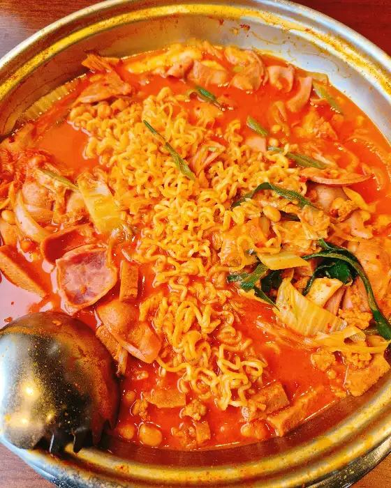푸짐한 부대찌개