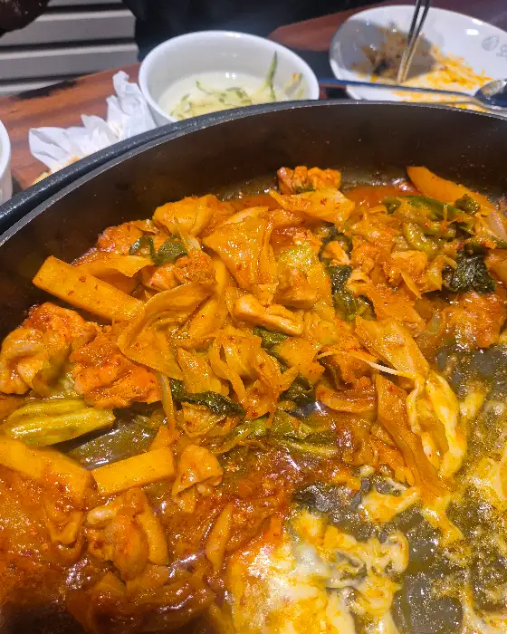 여러 반찬이 차려진 모습