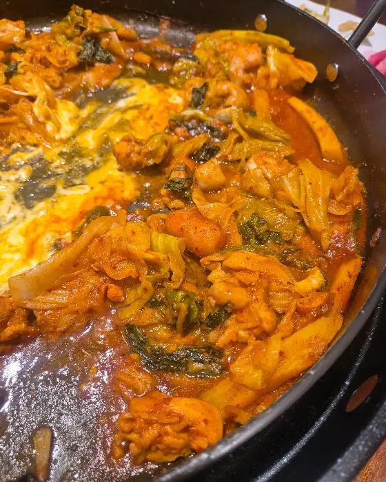 잘 익은 닭갈비와 치즈
