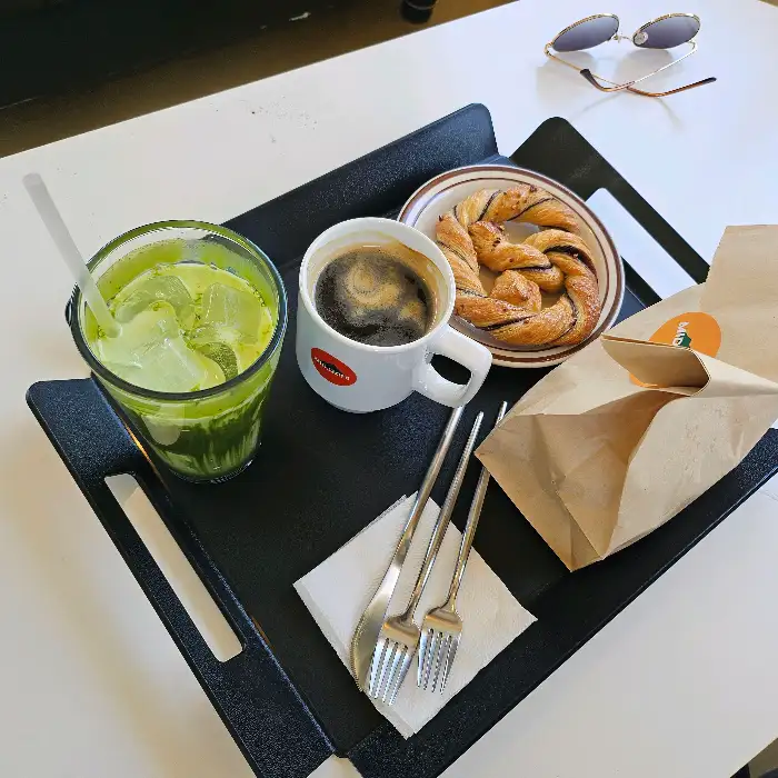 다양한 음료와 빵이 담긴 트레이