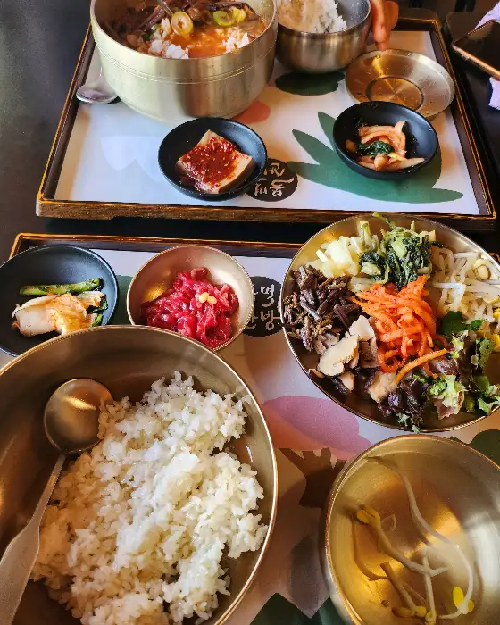 정갈하게 차려진 산방비빔밥 한 상