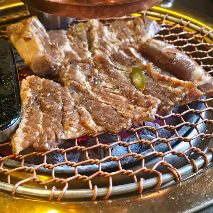 숯불 위에서 잘 익고 있는 돼지갈비
