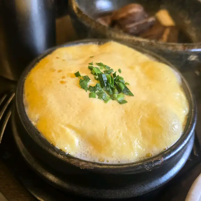 김이 모락모락 나는 부드러운 계란찜