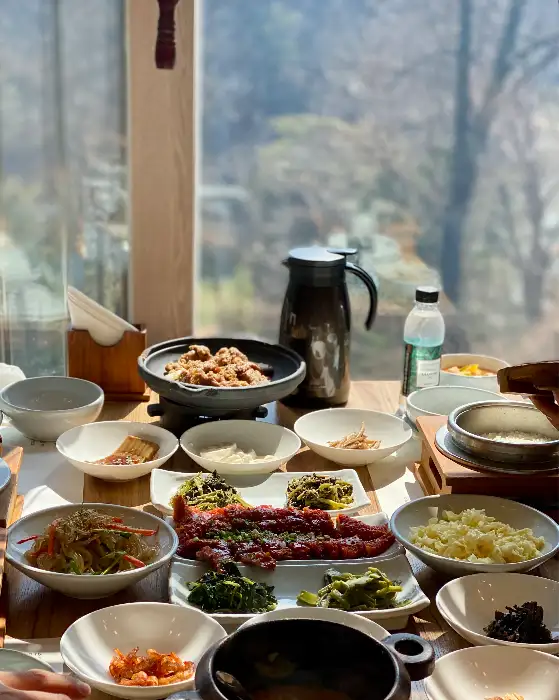 푸짐하게 차려진 한정식 한상