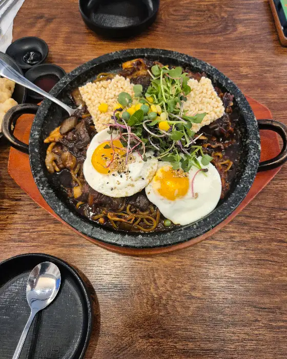 잘 비벼진 돌판짜장 모습