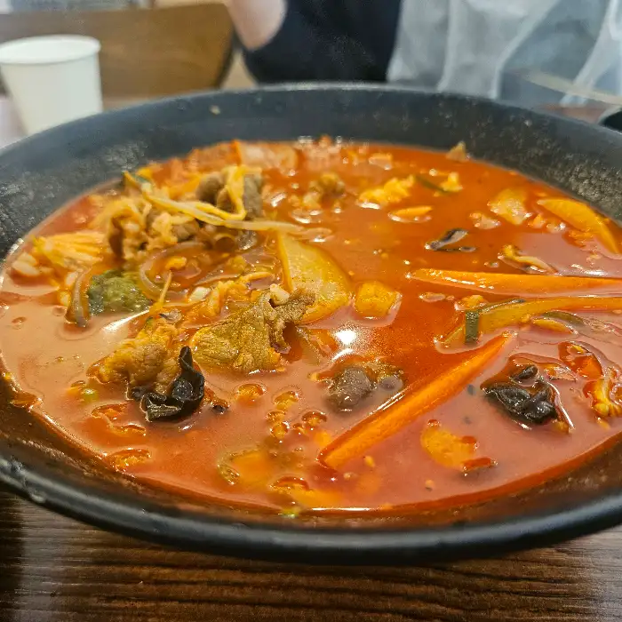 돌판짜장 속 푸짐한 재료들