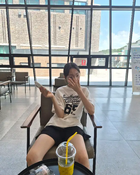 창가 자리에 앉아 휴식을 취하는 여성
