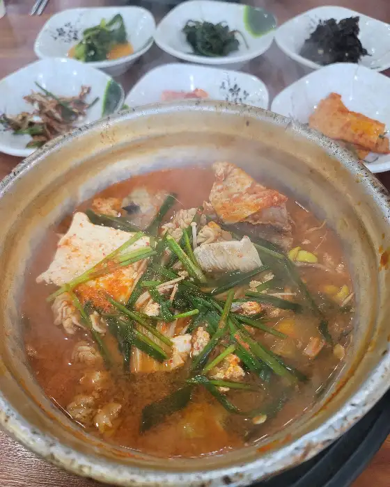 윤기가 흐르는 따뜻한 돌솥밥