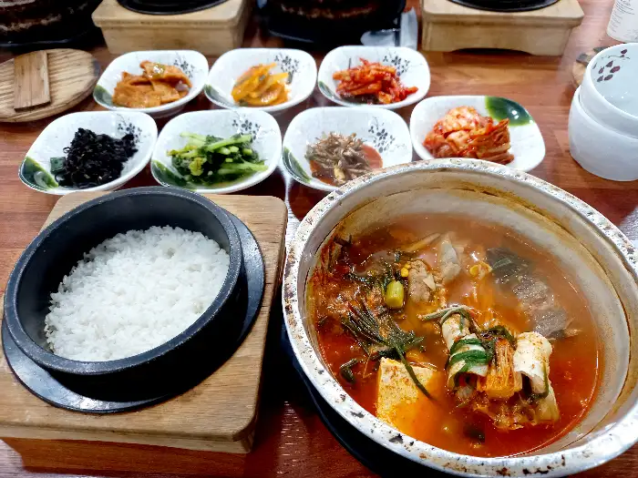 푸짐한 동태탕과 다양한 밑반찬