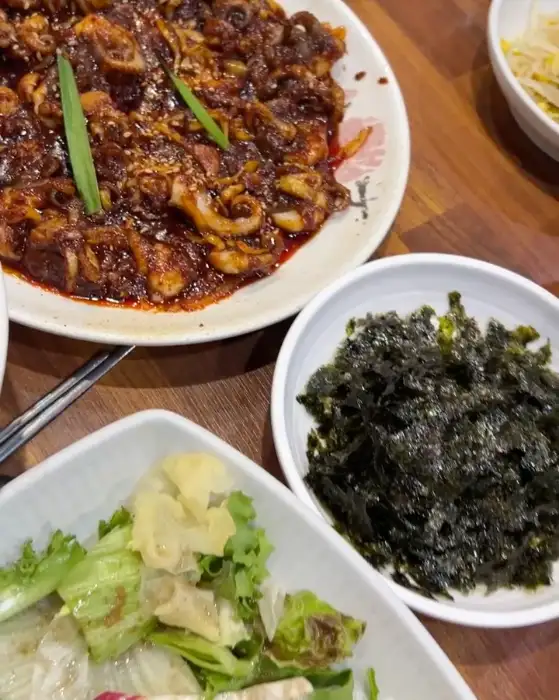 푸짐하게 담긴 쭈꾸미볶음