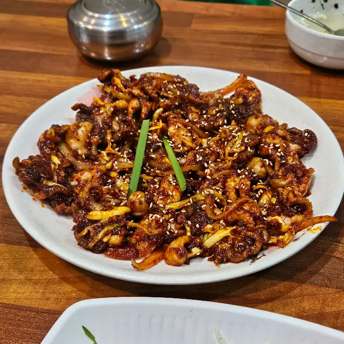 접시에 담긴 쭈꾸미볶음 확대 컷
