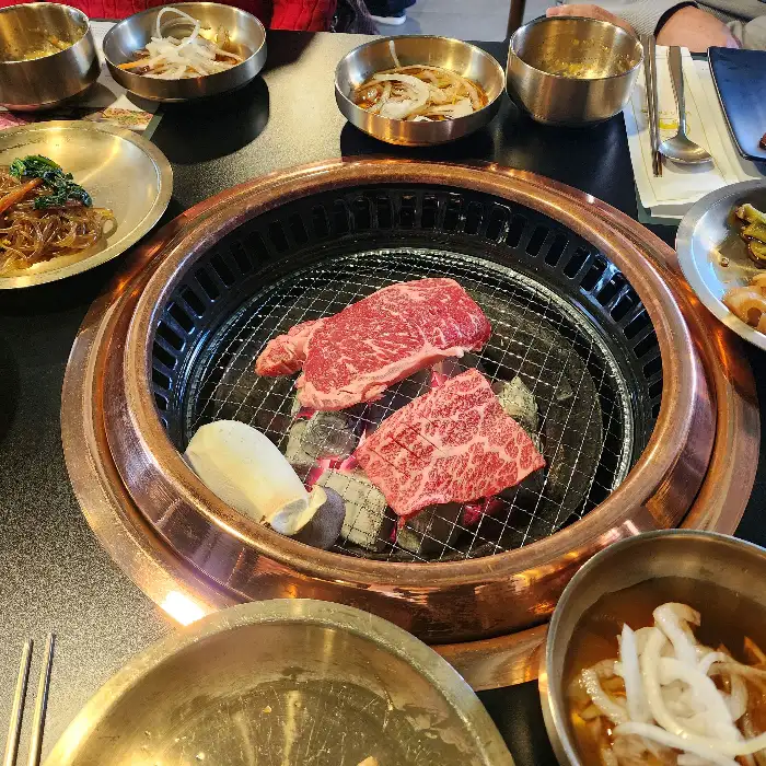 불판 위에서 구워지고 있는 등심과 갈비살
