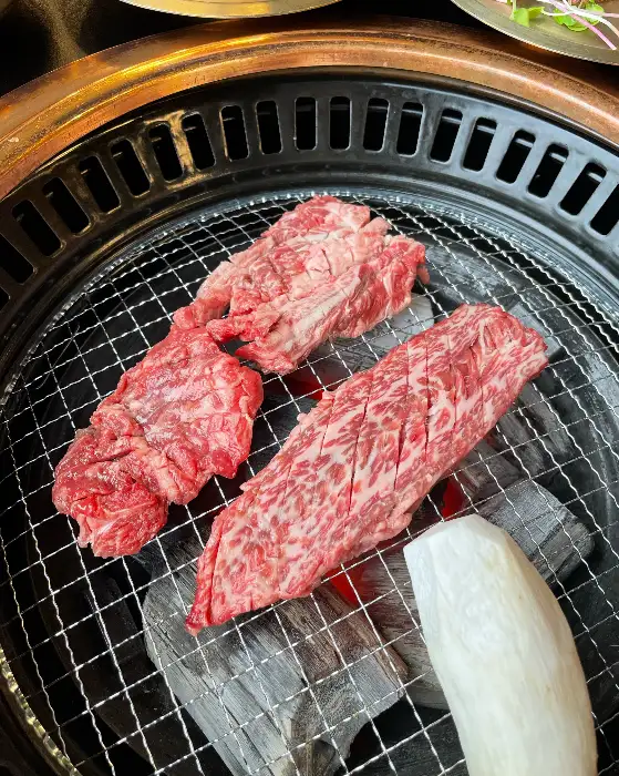 잘 구워진 등심과 갈비살 클로즈업 사진