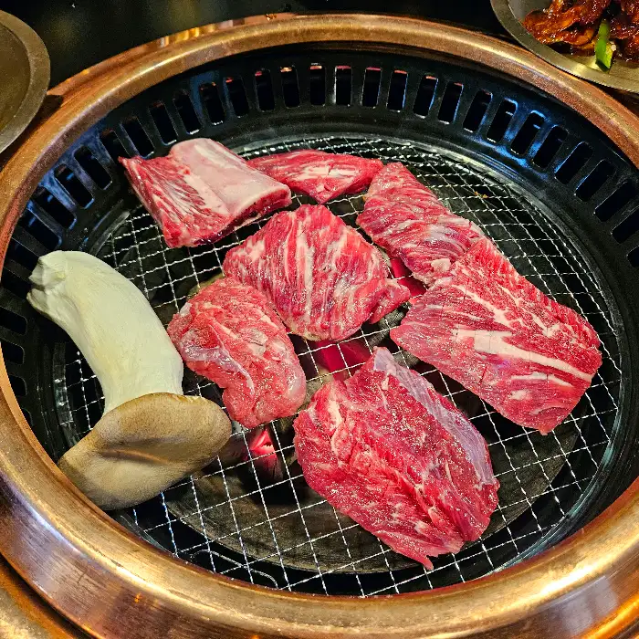 다양한 부위의 소고기가 불판 위에서 구워지고 있는 모습