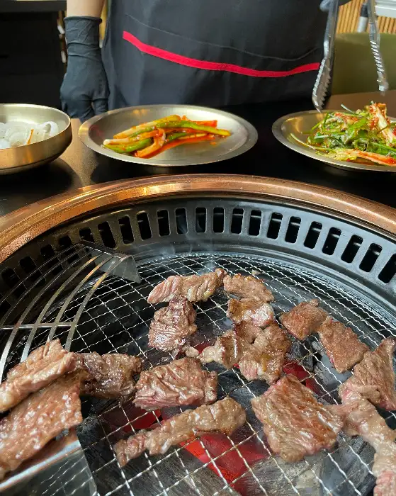 노릇하게 구워진 갈비살 조각들