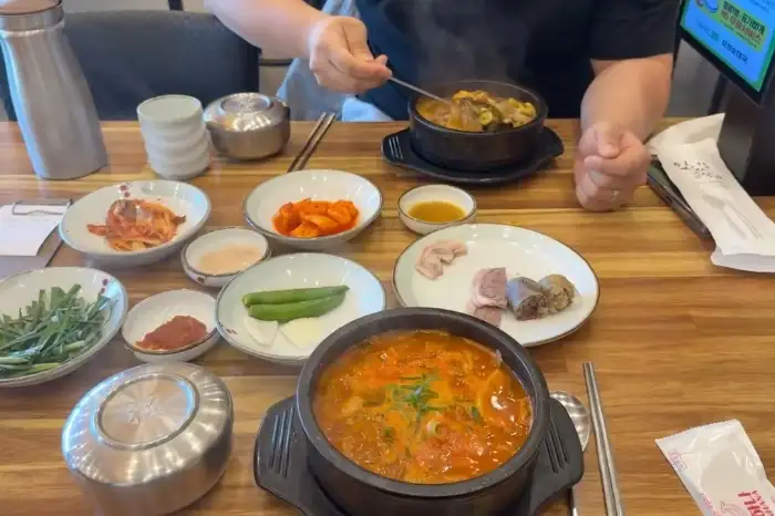 푸짐하게 차려진 순대정식 한상차림