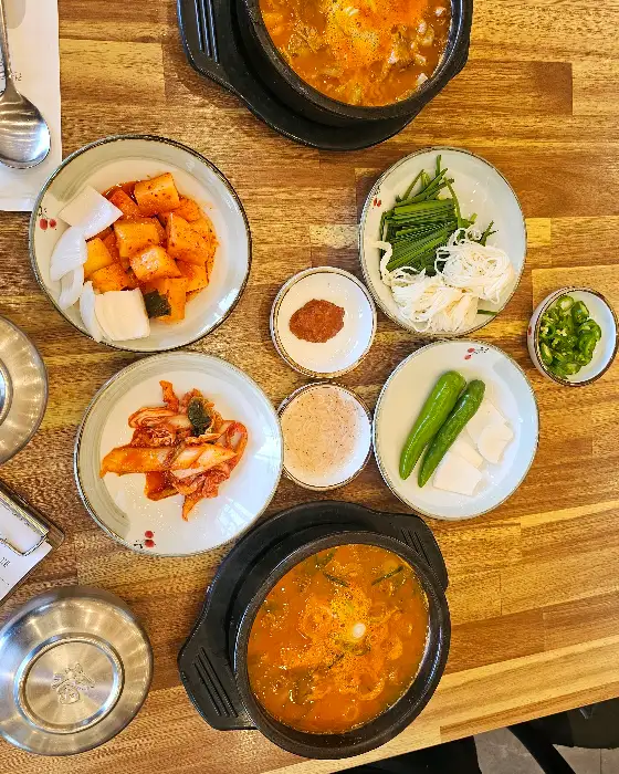 김이 모락모락 나는 순대국밥과 곁들임 찬들