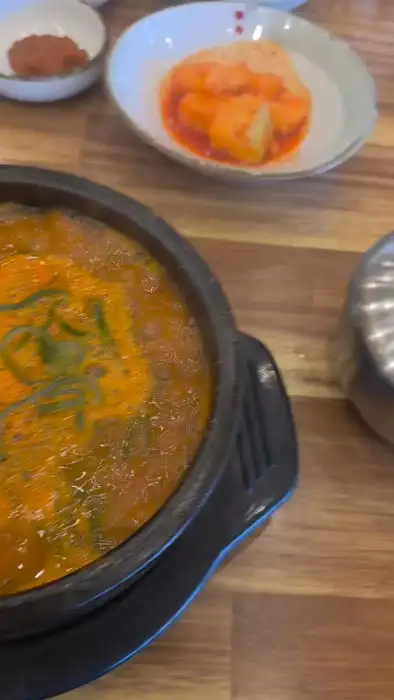 김이 모락모락 나는 순대국밥 클로즈업