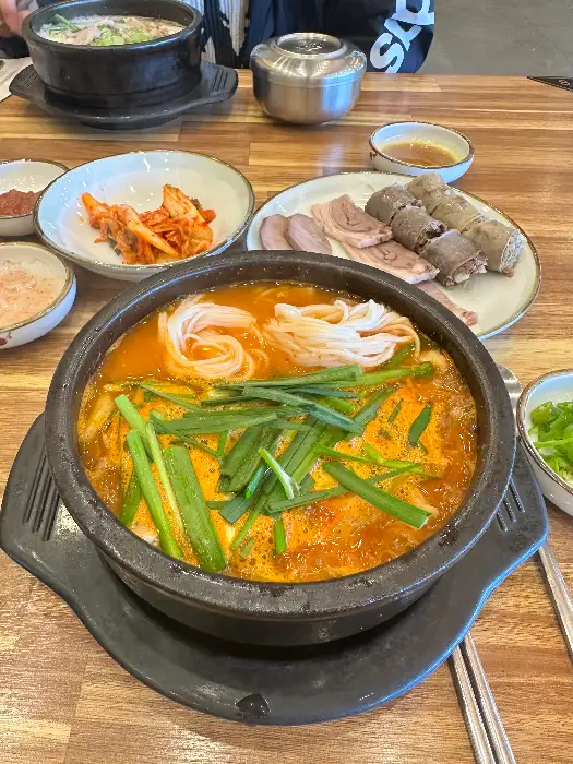 순대국밥에 소면과 채소를 곁들인 모습