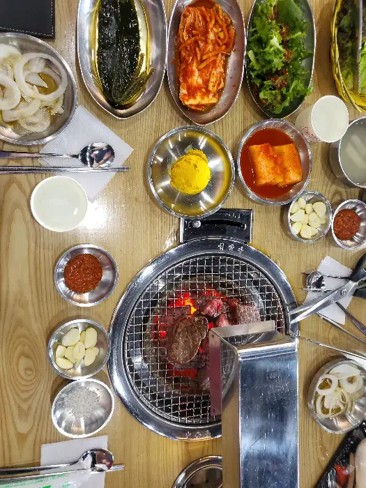 숯불 위에서 구워지고 있는 소고기