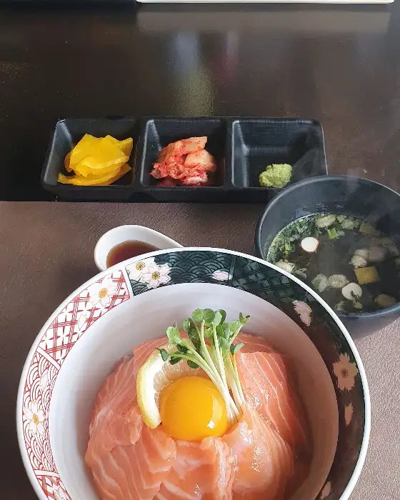 연어 덮밥과 곁들임 반찬