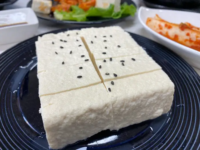 신선해 보이는 두부와 김치