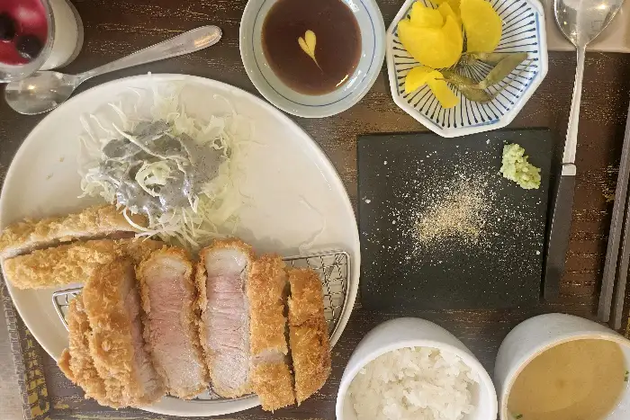 잘 썰어진 안심 돈카츠와 곁들임 메뉴