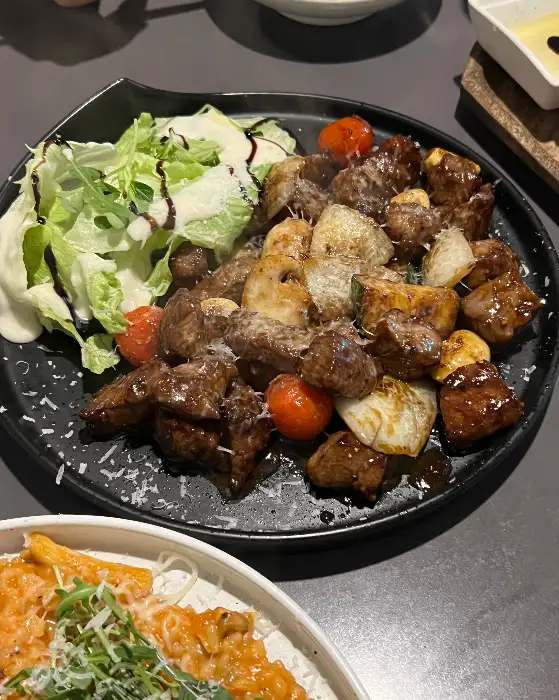 스테이크와 샐러드