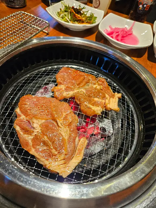 숯불 위에서 지글지글 익어가는 돼지갈비