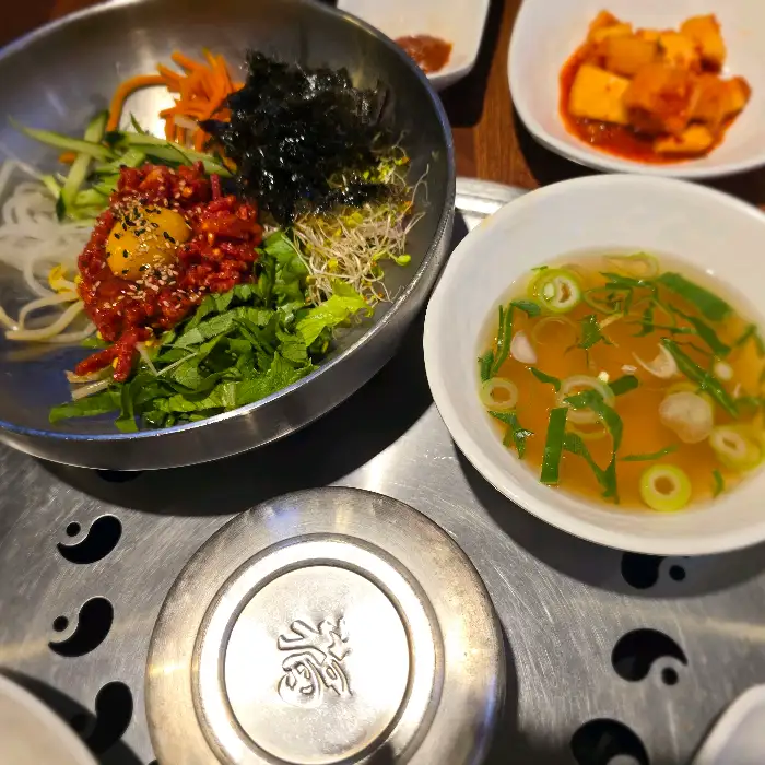 다채로운 채소와 계란 노른자가 올라간 육회비빔밥