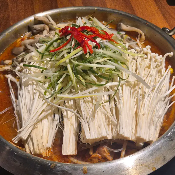 버섯과 채소가 듬뿍 들어간 얼큰한 갈비전골