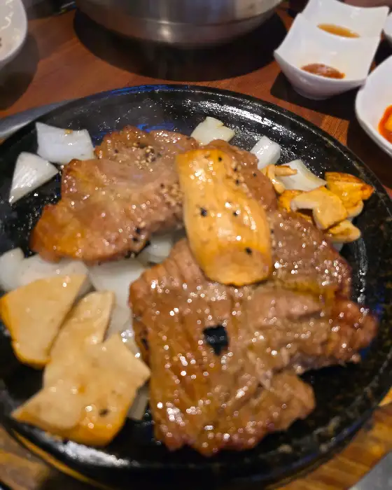 잘 구워진 갈비와 곁들임 음식