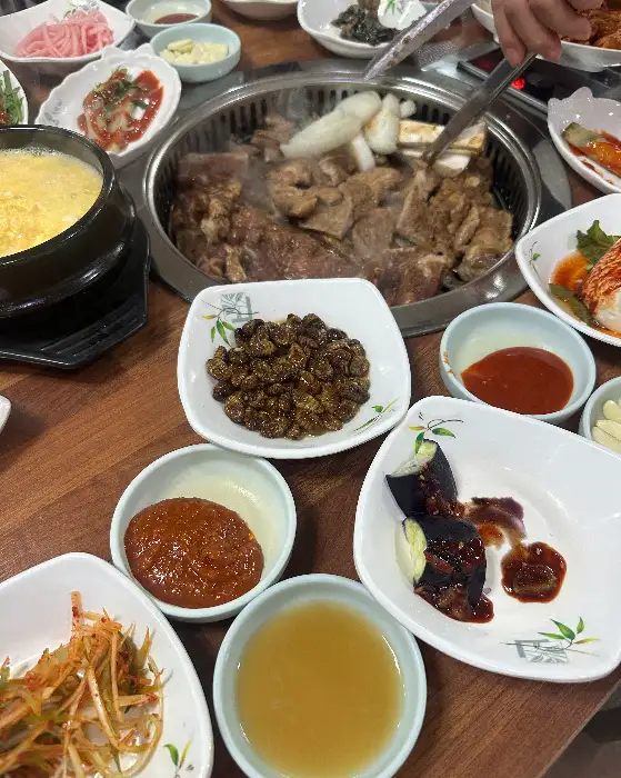 다양한 밑반찬과 쌈 채소