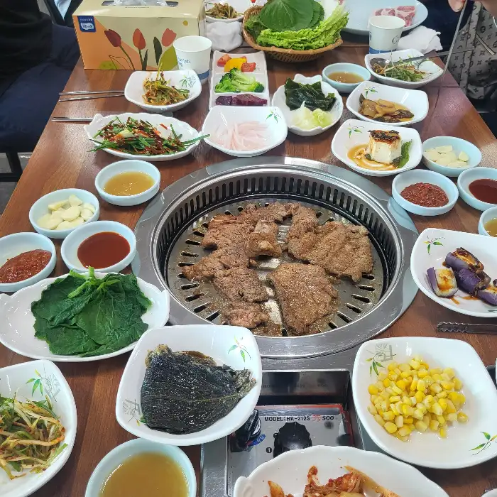 다양한 종류의 반찬들