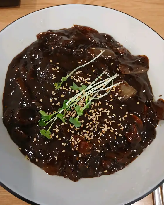 짜장면 소스와 곁들여진 채소, 깨, 어린 새싹