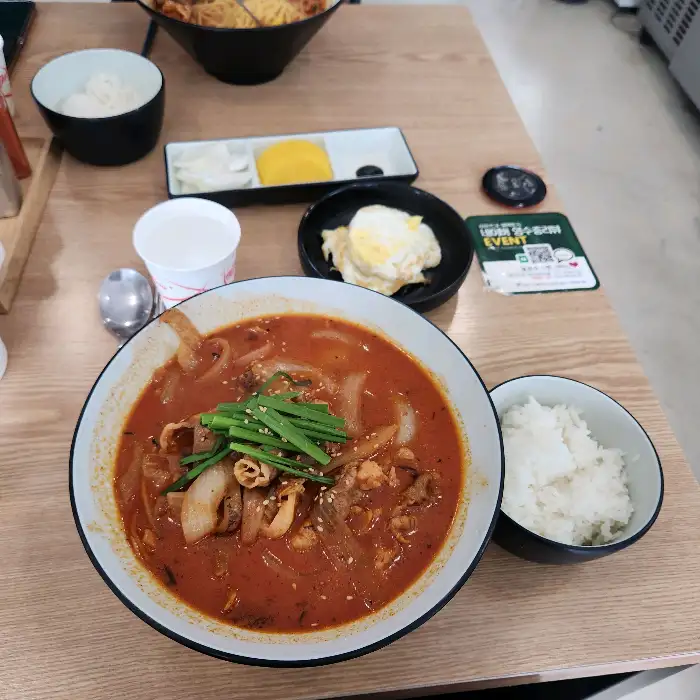 짬뽕과 밥, 계란후라이가 담긴 접시, 그리고 곁들임 반찬