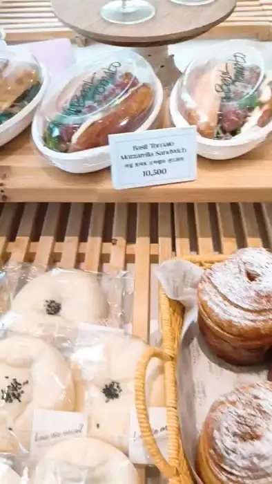 다양한 빵 진열 모습