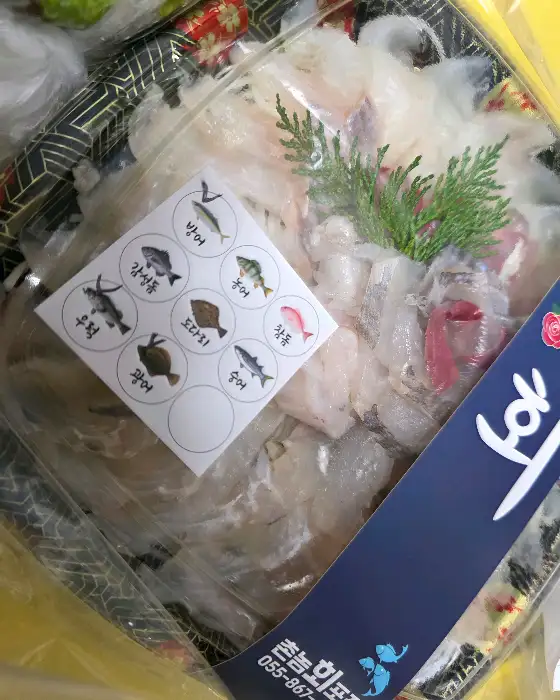 회와 함께 나온 생선 종류를 알려주는 스티커
