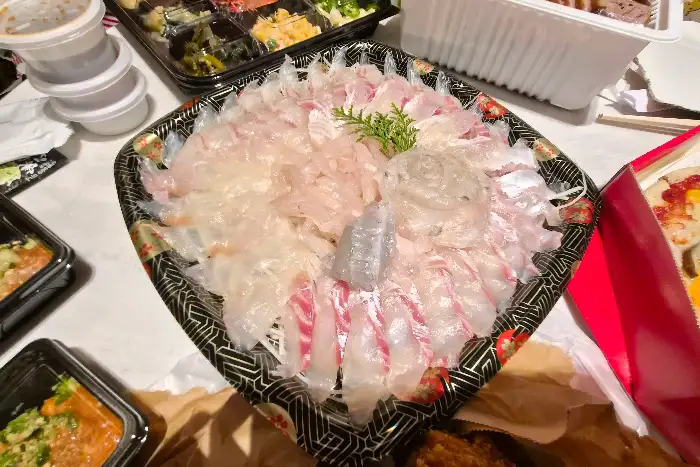 푸짐하게 차려진 회 한 상