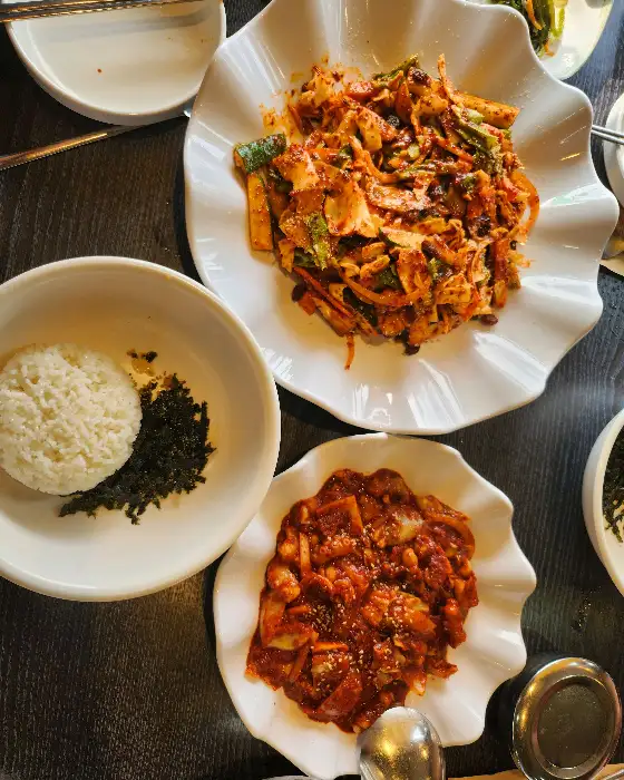 소라비빔밥 비비기 전 밥과 김가루