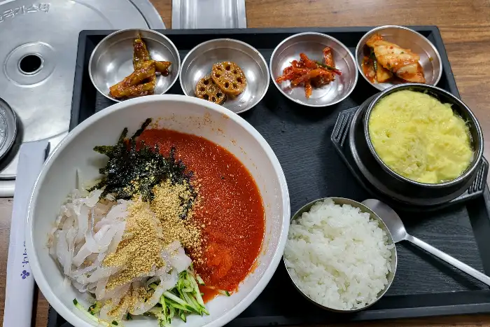 푸짐한 반찬과 함께 제공된 회덮밥