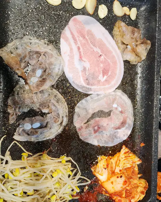 불판 위에서 익어가는 냉삼