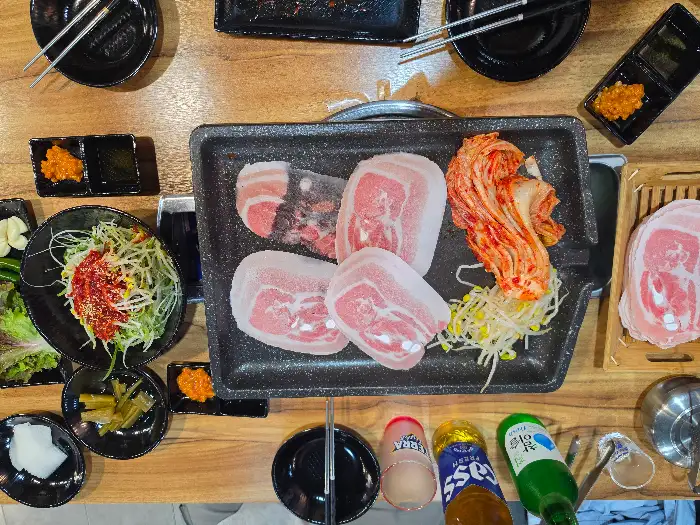 풍성하게 쌈 싸 먹는 모습