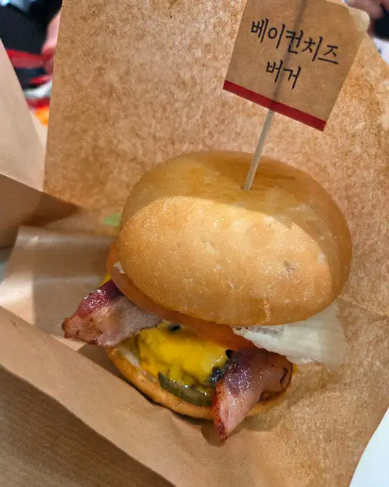 육즙 가득한 베이컨 치즈 버거의 단면