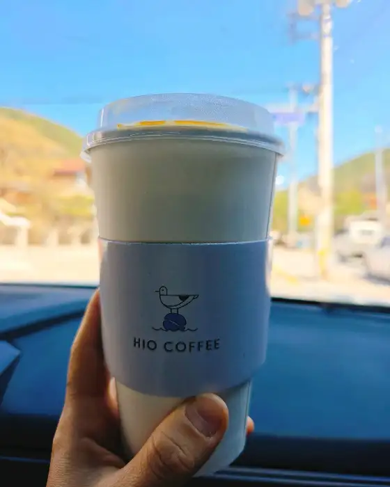HIO COFFEE 테이크아웃 잔 (차량 내부)