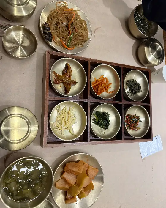 다양한 찬이 담긴 찬합과 당면 요리