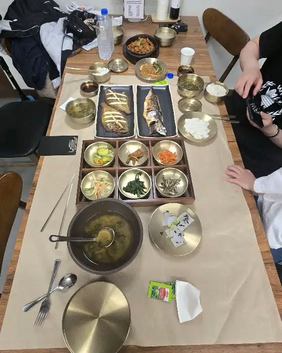 테이블에 차려진 생선구이와 여러 반찬들