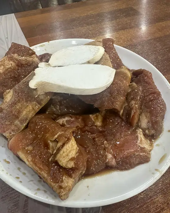 간장 양념에 재워진 갈비 덩어리