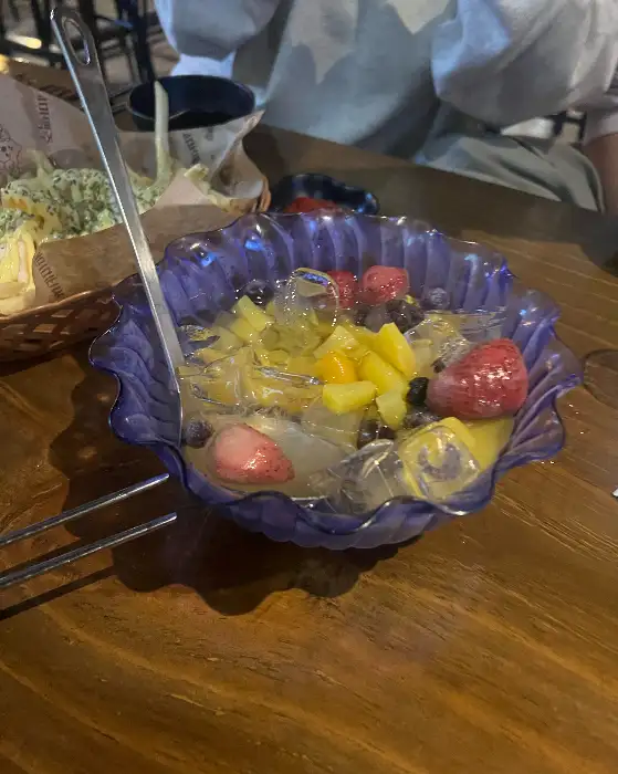 신선한 과일과 함께 나온 샐러드