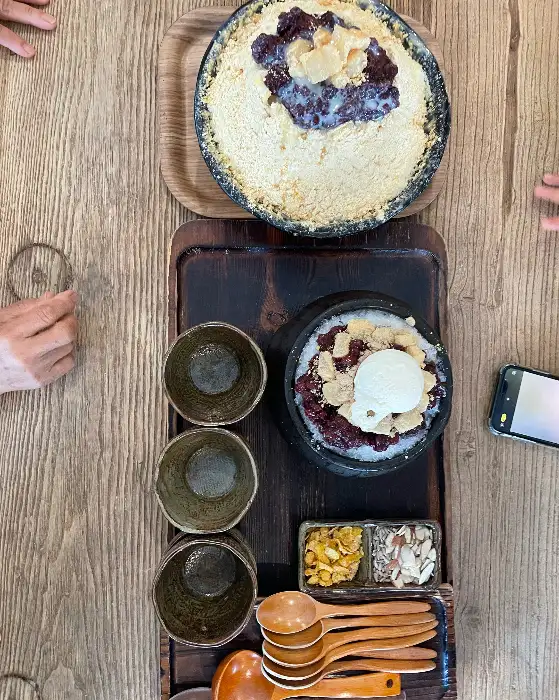 항아리 그릇에 담긴 옛날 팥빙수와 곁들임 메뉴